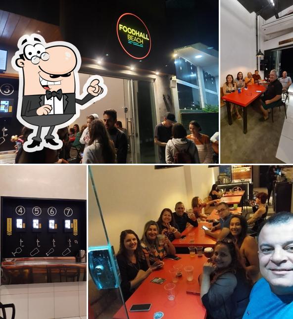 Sente em uma das mesas no Food Hall Beach