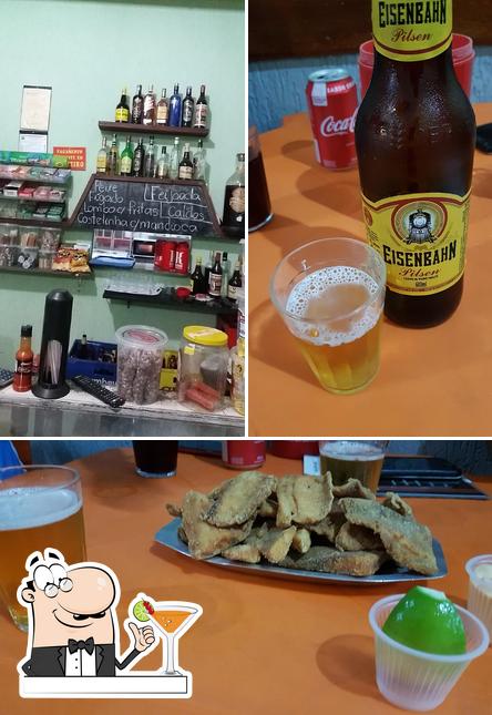 Tome uma bebida do menu