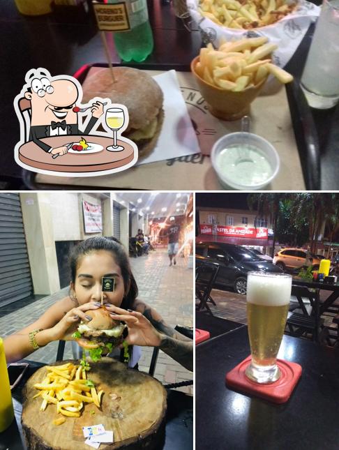 Entre diferentes coisas, comida e cerveja podem ser encontrados no Moreno's Burguer