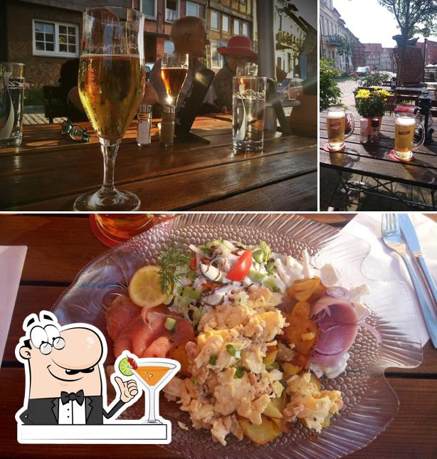 Entre la variedad de cosas que hay en Gasthaus Oln Hooven también tienes bebida y comida