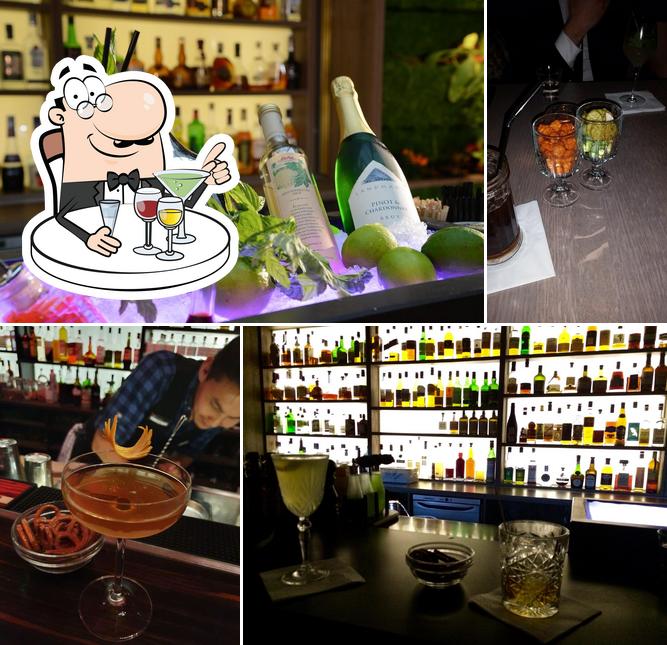 Hemingway Bar serves alcohol