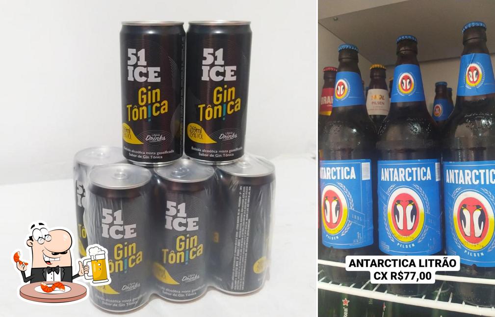 Desfute um copo de cerveja leve ou escura