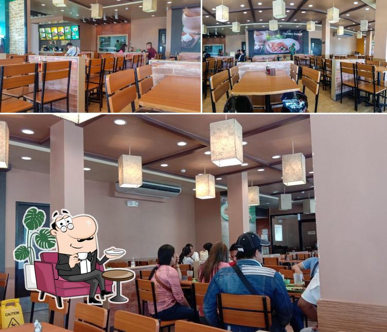 Посмотрите на внутренний интерьер "Mang Inasal Talavera"