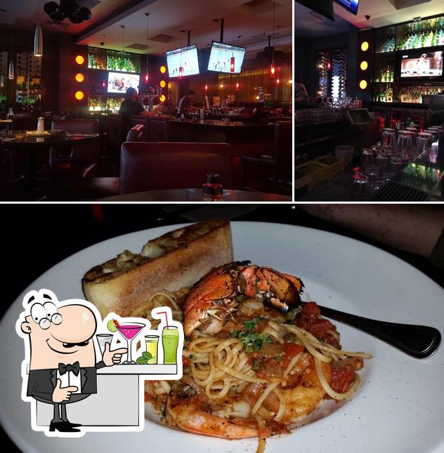 Посмотрите на эту фотографию, где видны барная стойка и еда в Moxies Regina Restaurant