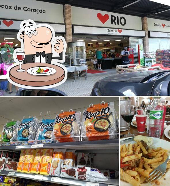 Entre diferentes coisas, comida e exterior podem ser encontrados no Supermercado Zona Sul - Érico Veríssimo