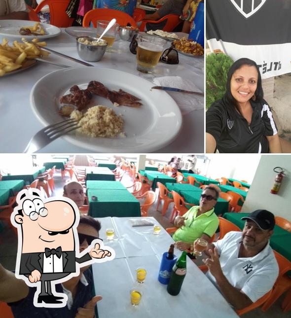 Sente em uma das mesas no Chammas Grill Churrascaria