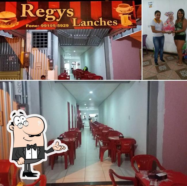 Sente em uma das mesas no Regis Lanches 2