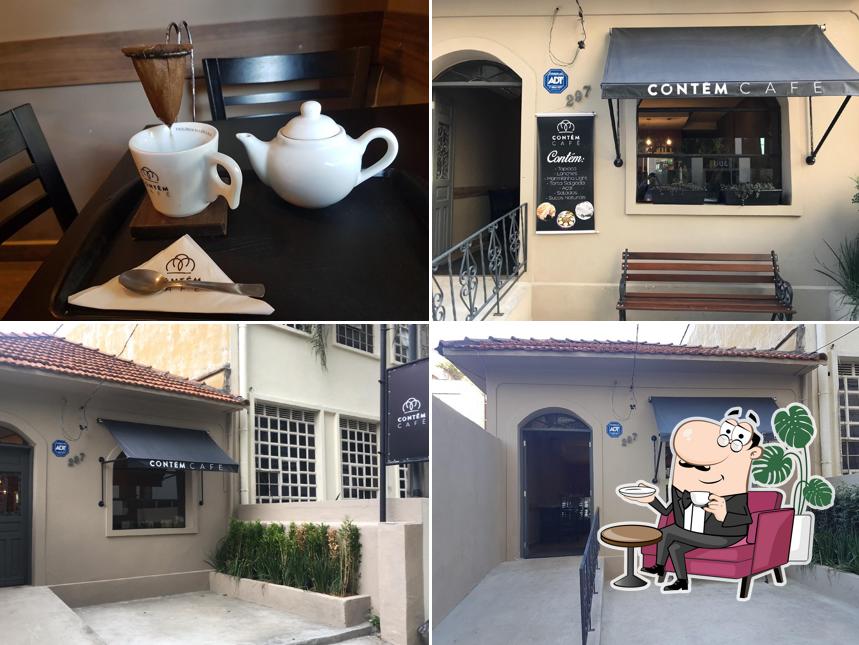 O interior do Contém Café