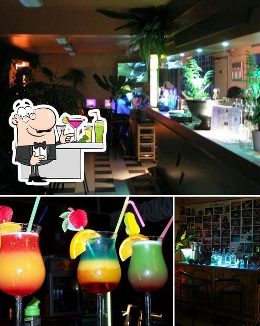 The image of bar counter and beverage at Club 735