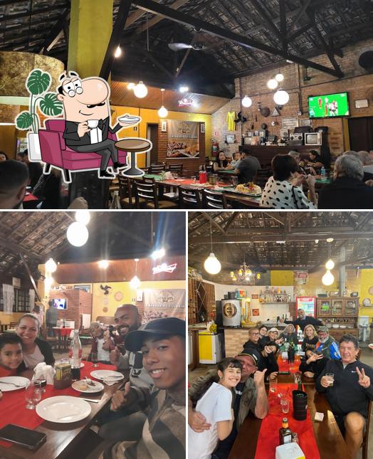 Sente em uma das mesas no Denilson Empadaria e Pizzaria