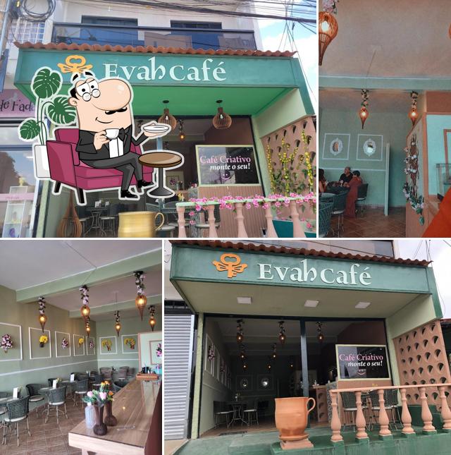 O interior do Evah Cafeteria