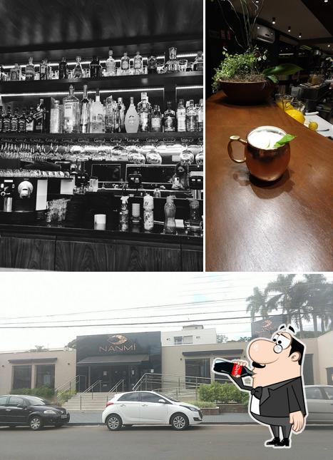 Esta é a foto apresentando bebida e exterior no Nanmi Lounge Bar e Restaurante