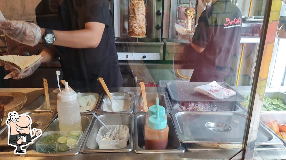 Vea esta foto de Berlin's Doner Kebab