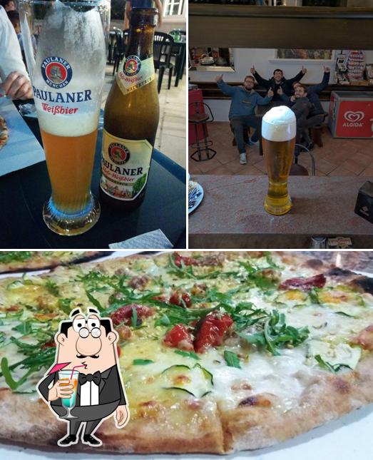 La bevanda e pizza del ristorante