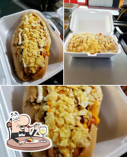 Еда в "D' Felix Hot Dog"