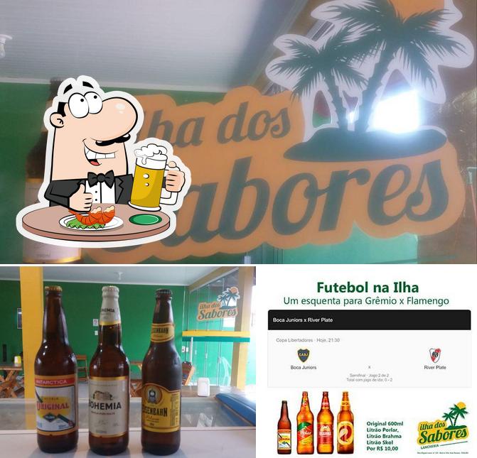 Desfute um copo de cerveja leve ou escura