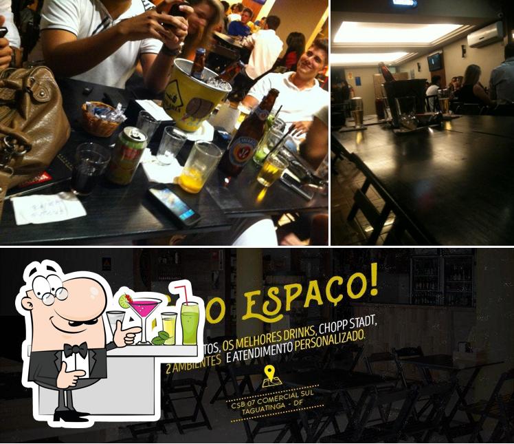 Dê uma olhada a ilustração mostrando balcão de bar e interior a Destilaria Beer - Bar e Restaurante em Taguatinga