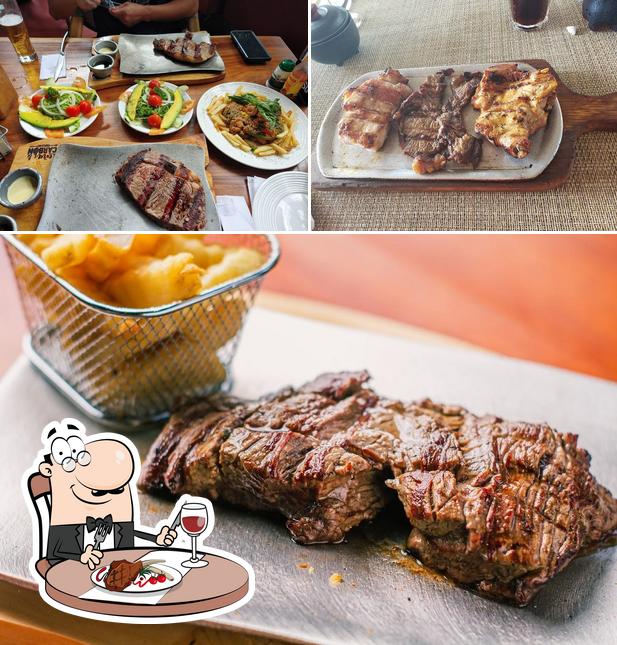 Prueba un plato con carne en Leña y Carbon restaurante