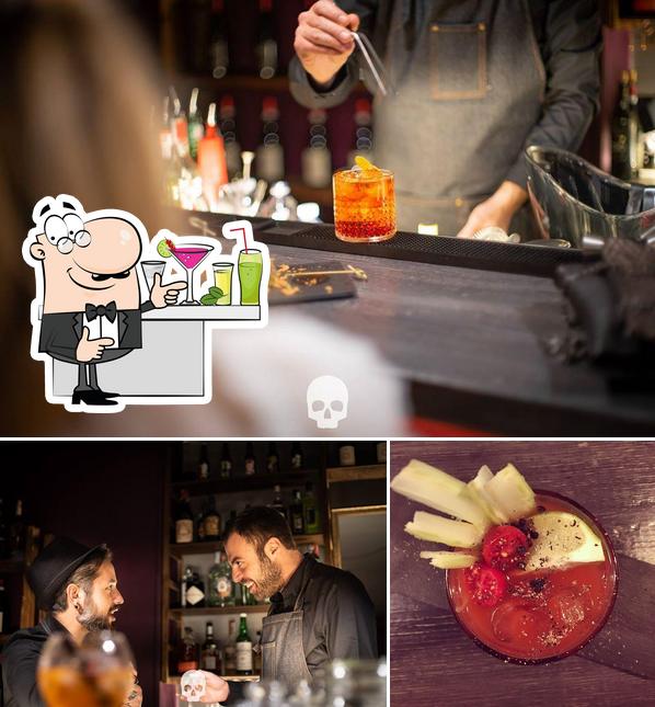 Parmi les différentes choses de la comptoir de bar et la nourriture, une personne peut trouver sur Calavera Salerno