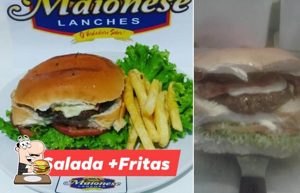 Delicie-se com um hambúrguer no Maionese Lanches