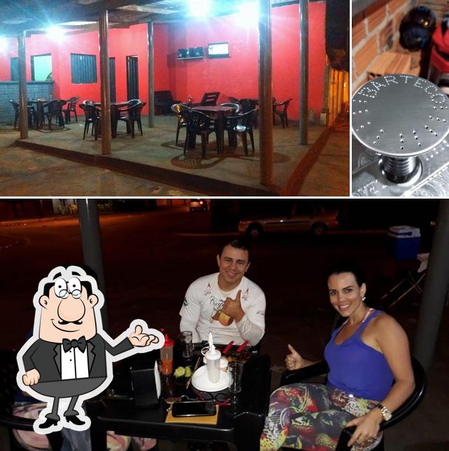 Sente em uma das mesas no Barteco