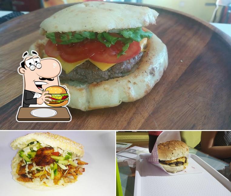Faites-vous plaisir avec un hamburger à Fast Food Sky