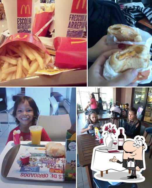 A foto da mesa de jantar e comida no McDonald's