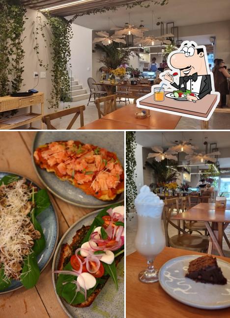 Entre diferentes coisas, comida e interior podem ser encontrados no Casa 44 Café