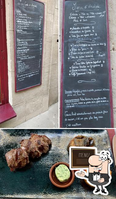 La tableau noir et nourriture du restaurant