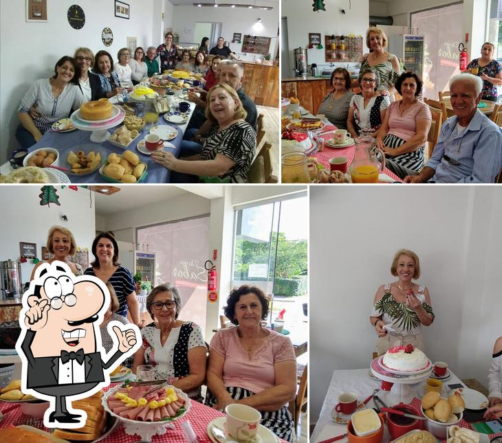 A imagem da interior e comida a Divino Sabor Cafeteria