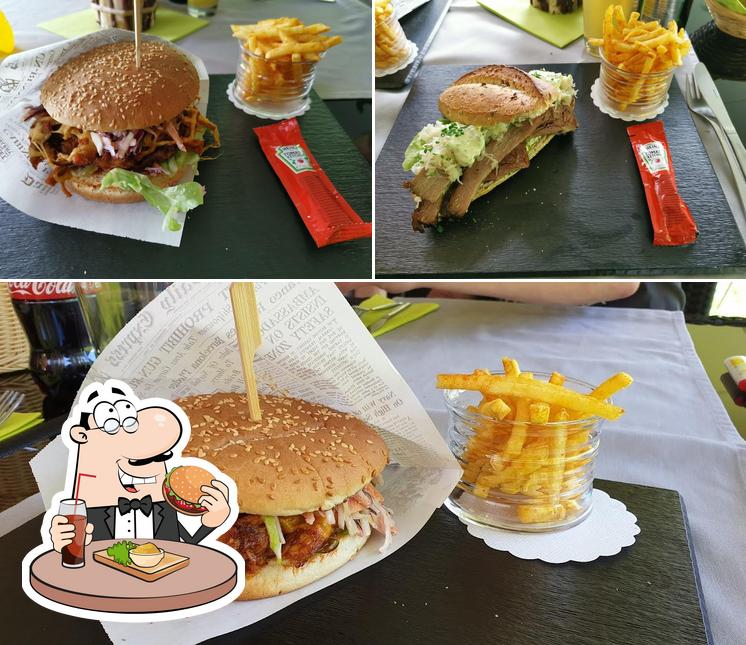 Prenditi un hamburger a BBQ Lounge La Posina