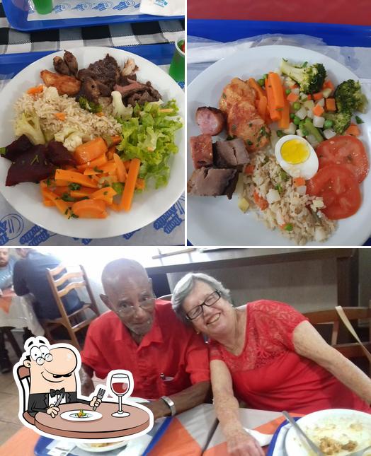 Entre diferentes coisas, comida e interior podem ser encontrados no Restaurante Forninho Kent