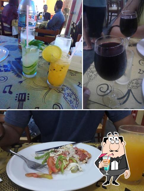 Посмотрите на эту фотографию, где видны напитки и еда в Cabana