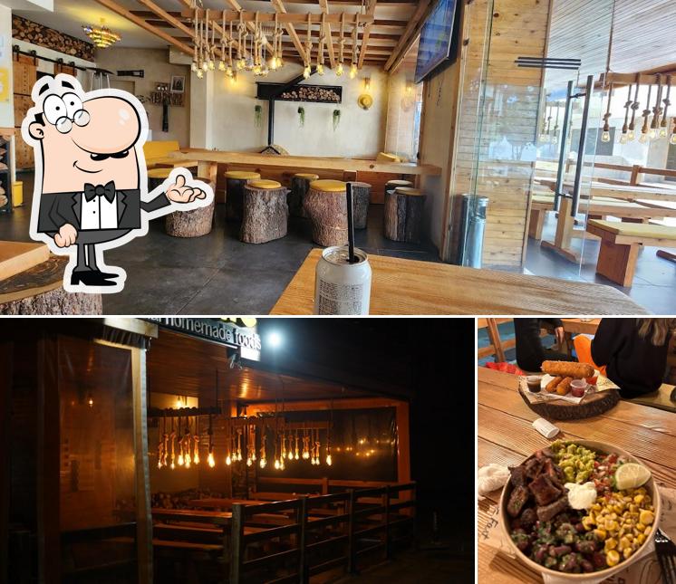Installez-vous à l'une des tables de Foodies Ifrane