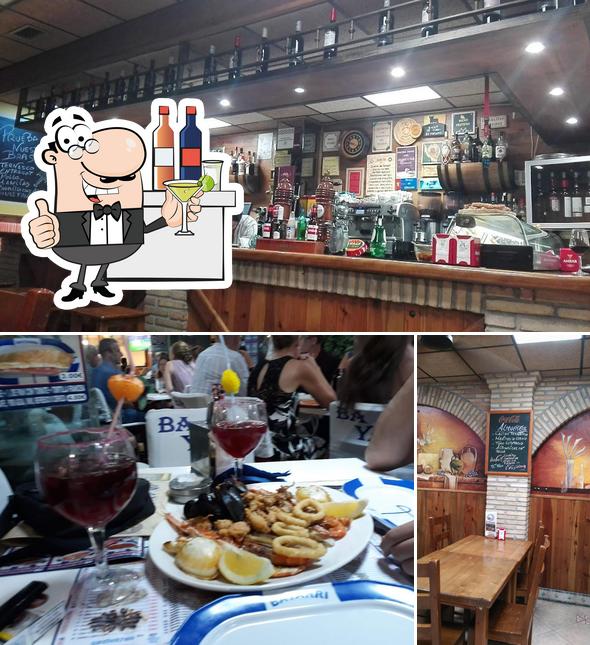 Mira las fotos donde puedes ver barra de bar y comedor en La Taberna