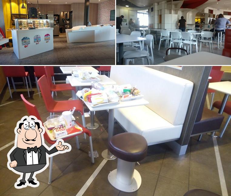 Installez-vous à l'une des tables de McDonald's