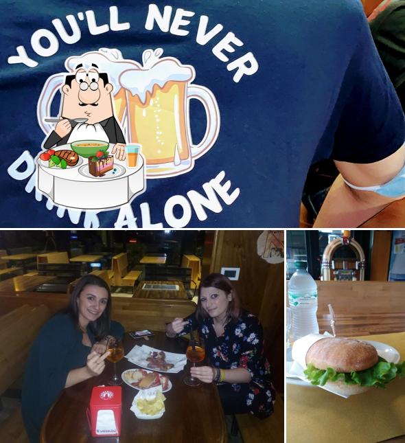 La foto della tavolo da pranzo e birra di Bar Giardino