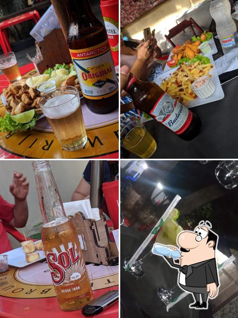 Tome uma bebida do menu