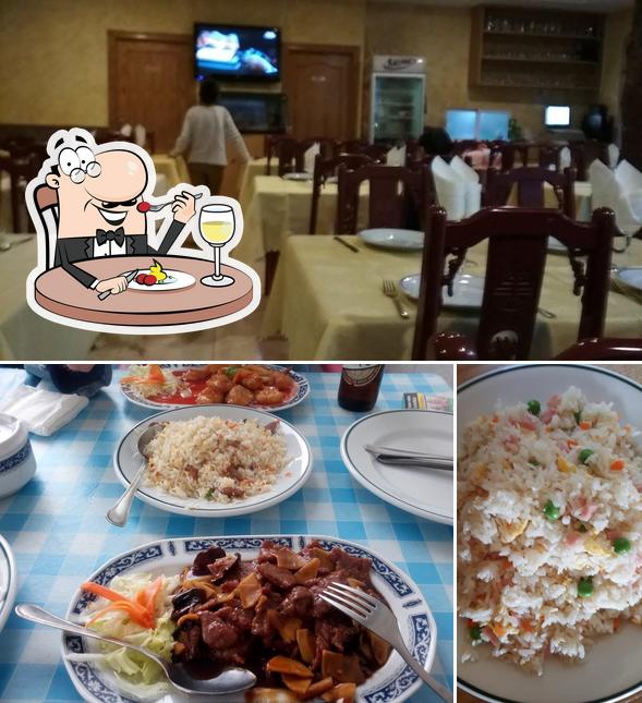 Restaurante Chino Hong Kong se distingue por su comida y interior