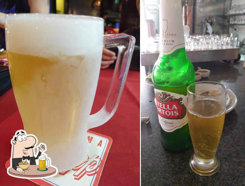 Desfute um copo de cerveja leve ou escura