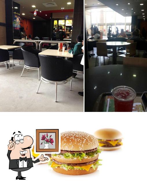 L’image de la intérieur et burger concernant McDonald's Gateway KZN