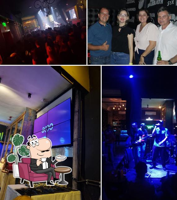 Sente em uma das mesas no Pub 13 - Rock E Lounge