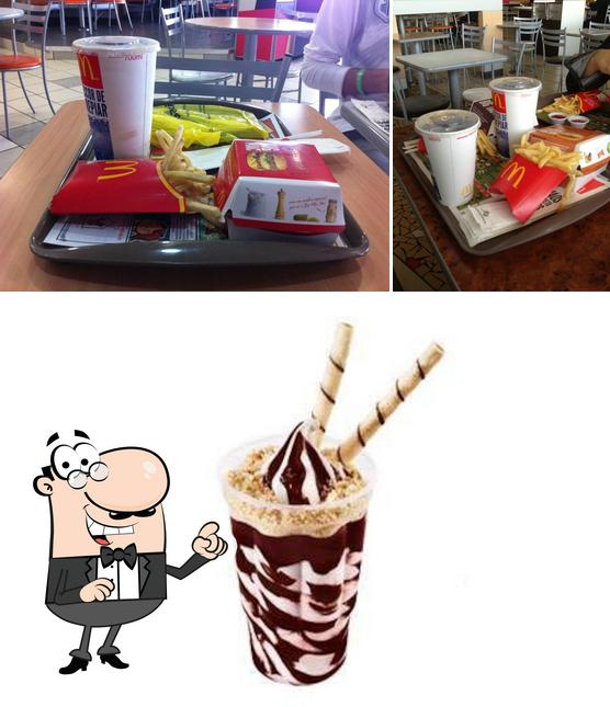 A foto do McDonald's’s interior e bebida