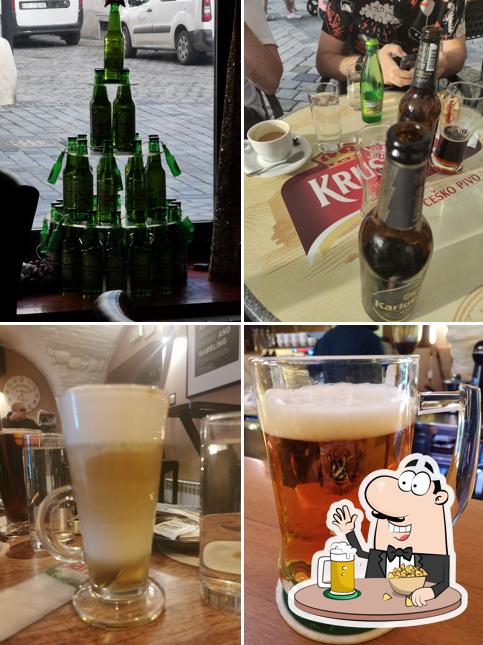 Puoi ordinare un rinfrescante bicchiere di birra chiara o scura