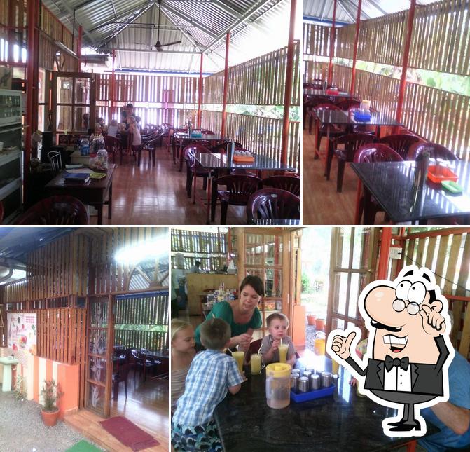 Giraffe Food Court