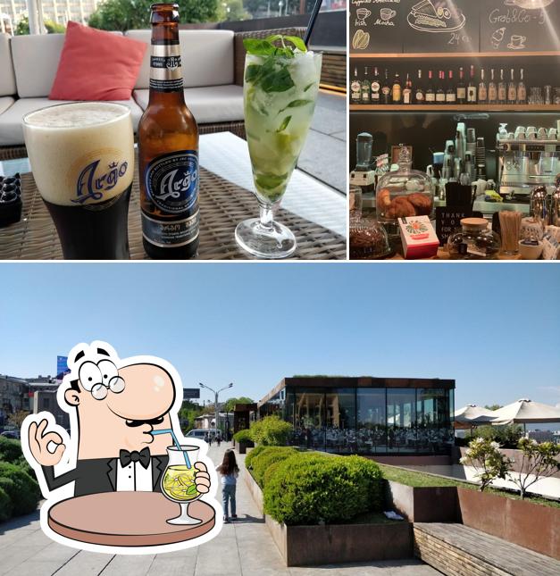 Las fotografías de bebida y exterior en Iveria Cafe