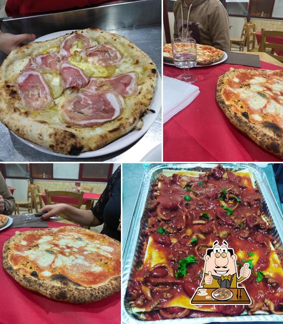 Prenditi una pizza a Pakkiet Ristorante Pizzeria