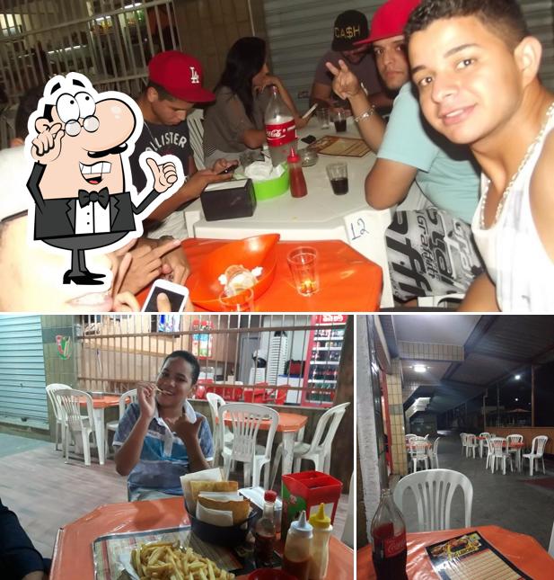 Sente em uma das mesas no BIG LANCHES (Lanchonete da Néia)