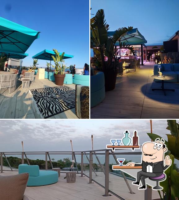 Gli interni di Unique Rooftop Bar & Lounge