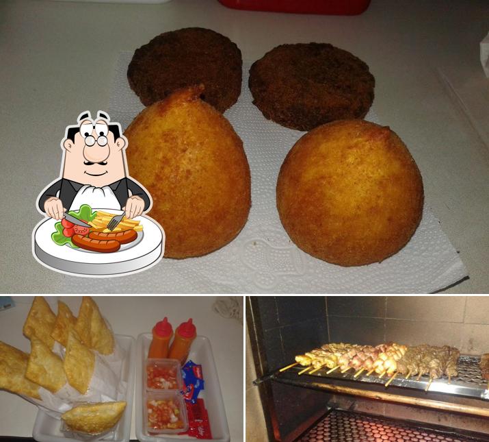 Comida em Pastéis e espetinhos